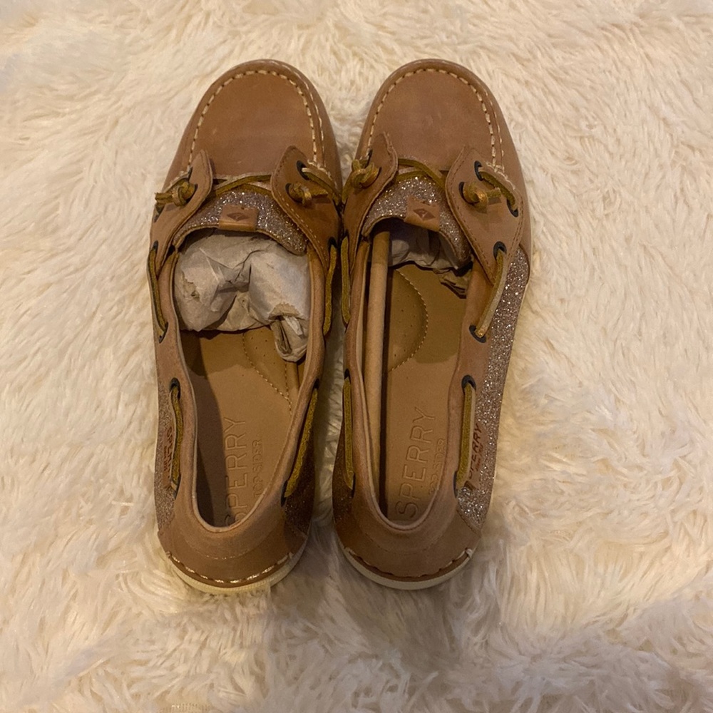 Brand new NEVER WORN women’s size 7.5 sperry. Rose gold GLITTER on the sides